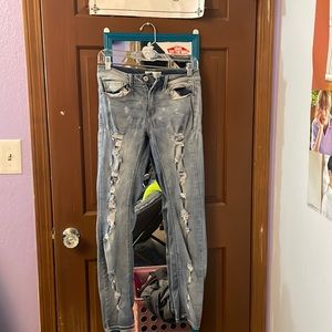 Low-rise ripped skinny jeans. Stretchy